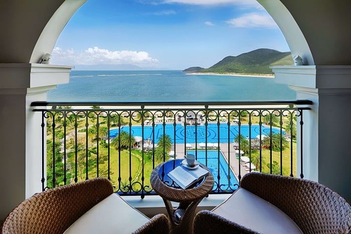 Khách sạn Vinpearl có tầm nhìn ra vịnh biển Nha Trang từ ban công.