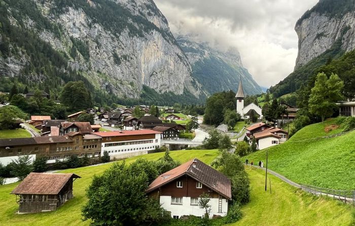 Đặt chân đến làng Lauterbrunnen ở Thụy Sĩ, một nơi đẹp đến nao lòng