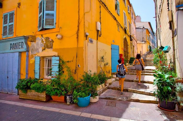 Marseille, nơi tương tác hòa quện giữa lịch sử và văn hóa Pháp, vẫn tỏa sáng như một viên ngọc quý trong lòng người dân và du khách.