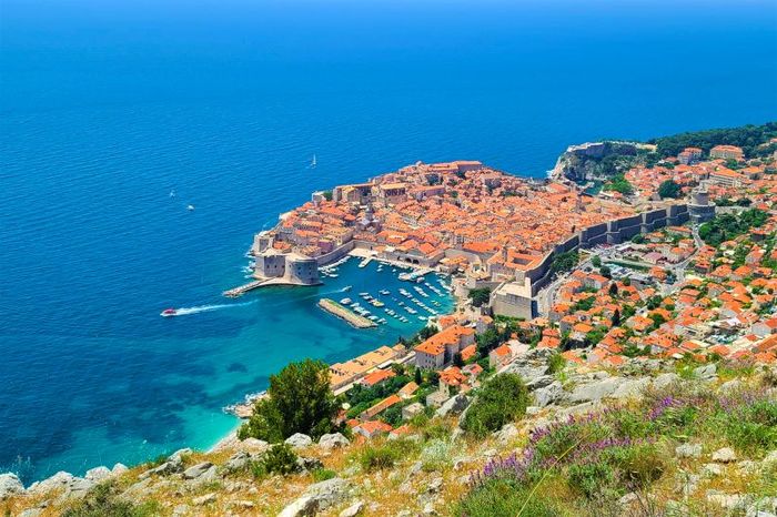 Dubrovnik, một thành phố cổ xưa, tỏa sáng như viên ngọc quý giữa vùng biển Adriatic.