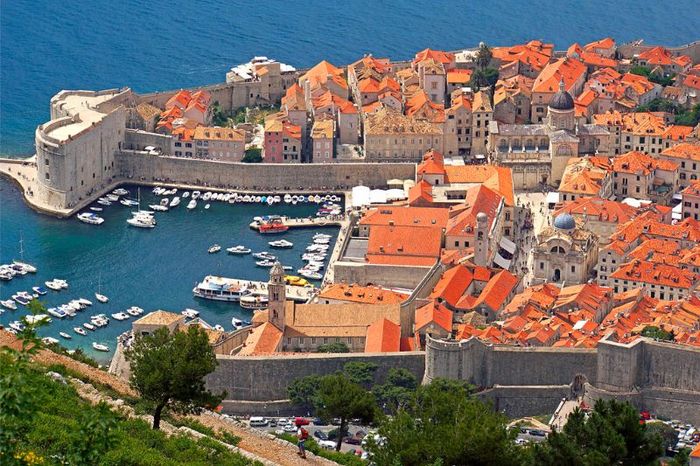 Dubrovnik, một thành phố cổ xưa, tỏa sáng như viên ngọc quý giữa vùng biển Adriatic.