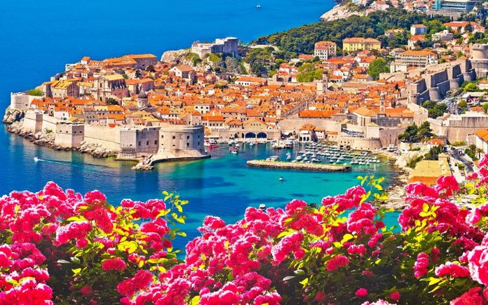 Dubrovnik, thành phố cổ xưa tỏa sáng như viên ngọc quý giữa vùng biển Adriatic.