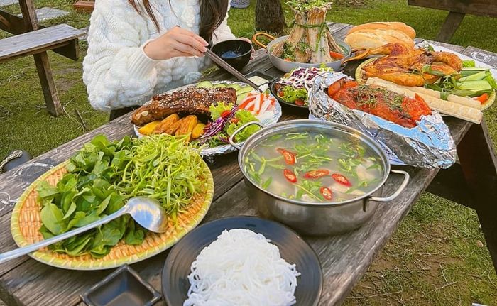 Lẩu gà lá é Đà Lạt