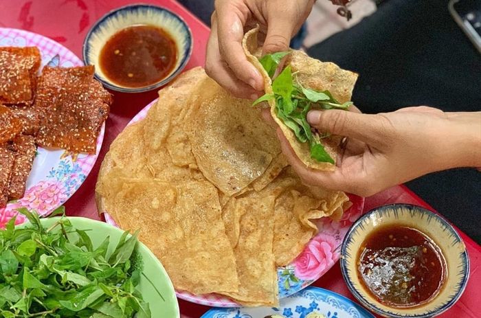 Chả cá nướng cuộn rau răm