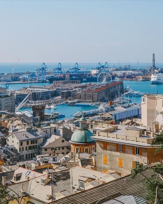 Genova, một thành phố cảng ven biển, nằm ở phía Bắc của Ý, là một miền đất lịch sử bình yên