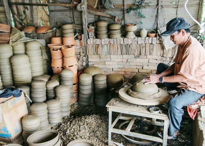 Hãy trải nghiệm làm gốm cùng các nghệ nhân và mua sản phẩm làm quà (Ảnh: Sưu tầm)