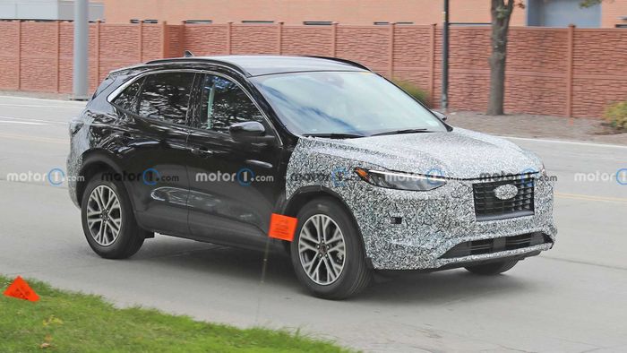 Ford Escape 2023 lộ diện trên đường thử với nhiều thay đổi đáng chú ý 2023-ford-escape-side-view-facelift-spy-photo.jpg