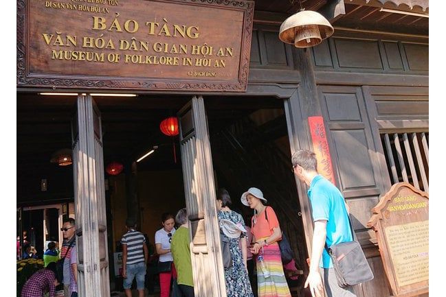 Tham quan bảo tàng văn hóa dân gian Hội An, nơi trưng bày hơn 434 hiện vật và tái hiện những đặc điểm tiêu biểu về lịch sử và văn hóa của Hội An, là trải nghiệm không thể bỏ qua khi đến thành phố này.