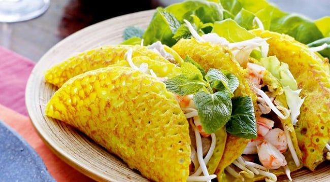 Bánh khoái ở Quảng Bình thường được làm giòn ngon và có sự đa dạng về nguyên liệu đặc trưng (Ảnh: Quảng Bình 24h)