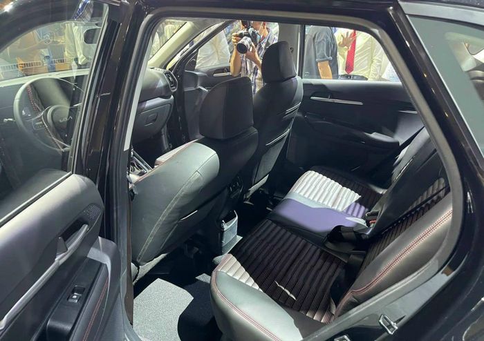 Ảnh thực tế của Kia Sonet 2021, giá từ 499 triệu, vừa được ra mắt. (sonet-2021-7.jpeg)