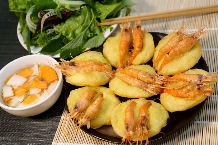 Đường Thanh Niên - Địa chỉ bánh tôm Hồ Tây số 1