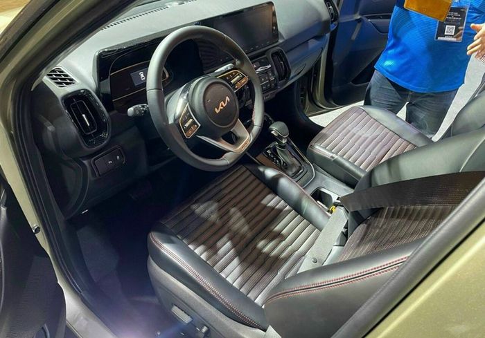 Ảnh thực tế của Kia Sonet 2021, giá từ 499 triệu, vừa được ra mắt. (sonet-2021-10.jpeg)
