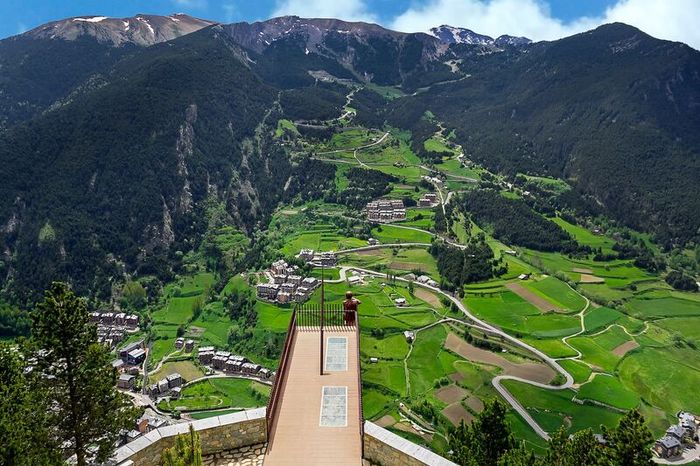 Andorra, xứ sở thần tiên với cảnh đẹp như trong truyện cổ tích, nằm sau dãy núi tuyết