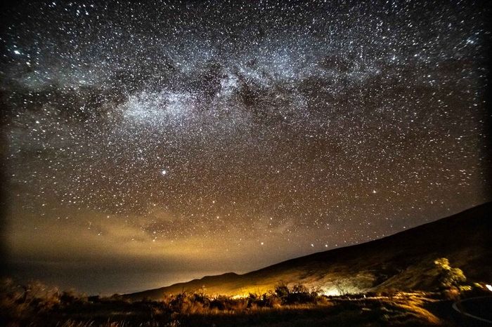 Núi lửa Mauna Kea nằm giữa bầu trời đầy sao ở Hawaii 9