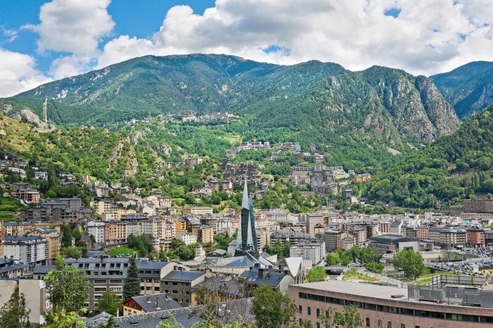 Andorra, xứ sở thần tiên với cảnh đẹp như trong truyện cổ tích, nằm sau dãy núi tuyết