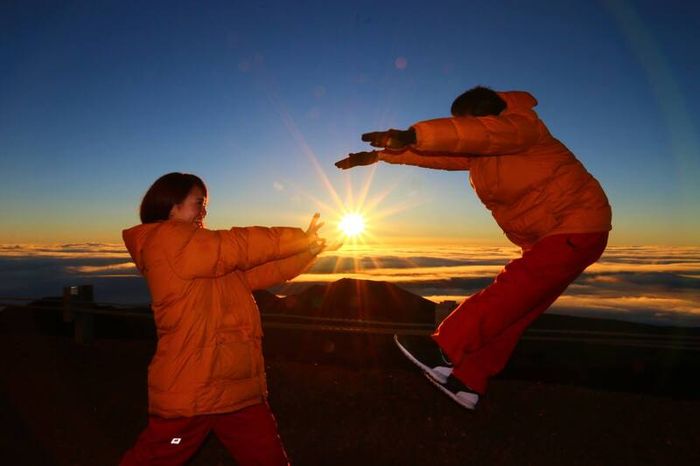 Núi lửa Mauna Kea nằm giữa bầu trời đầy sao ở Hawaii 10