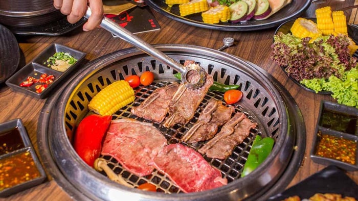 Gogi House là quán nhậu phục vụ thịt nướng Hàn Quốc nổi tiếng tại Cần Thơ. Với các nguyên liệu nhập khẩu tươi ngon như sườn non bò Mỹ, nạc vai bò Mỹ, dẻ sườn tươi,... quán luôn đảm bảo chất lượng món ăn. Địa chỉ tại Lotte Mart - 84 Mậu Thân, An Hòa, Ninh Kiều, Cần Thơ, Vincom Hùng Vương - 2 Hùng Vương, Thới Bình, Ninh Kiều, Cần Thơ, Vincom Xuân Khánh - 209 đường 30/4, Xuân Khánh, Ninh Kiều, Cần Thơ.