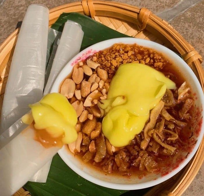 bánh tráng thấm sốt