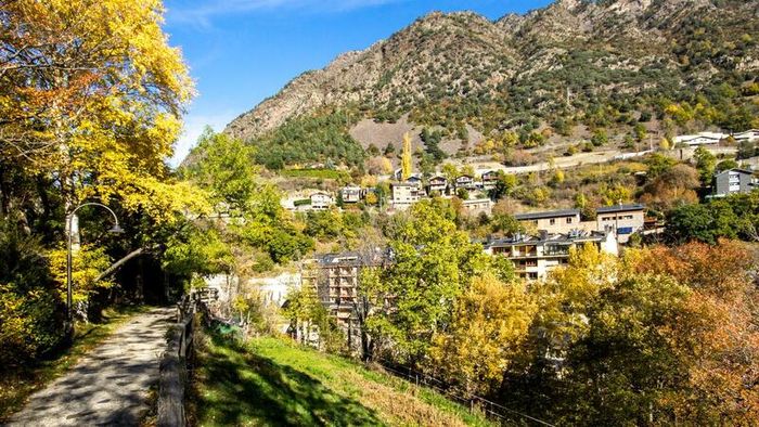 Andorra - mảnh đất thần tiên, một xứ sở cổ tích xinh đẹp nằm ẩn mình sau những ngọn núi tuyết.