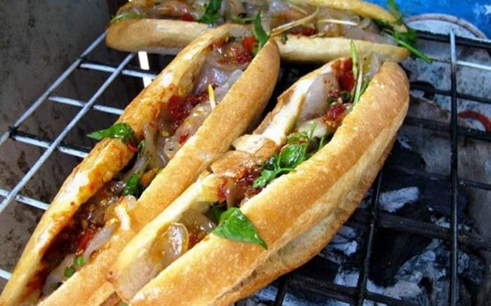 Bánh mì bột lọc thơm ngon nổi tiếng tại chợ Đồng Hới (Ảnh: Sổ tay du lịch)