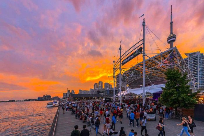 Toronto là một trong những thành phố đa văn hóa và đông dân hàng đầu thế giới.