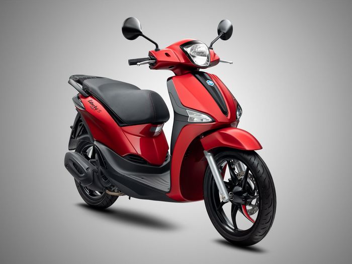 Piaggio Việt Nam giới thiệu chương trình khuyến mãi cuối năm hấp dẫn với hình ảnh của mẫu Liberty S Red Scarlatto.