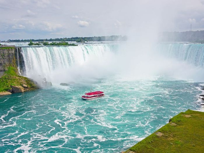 Một địa điểm nổi tiếng mà bạn không thể bỏ qua khi du lịch Canada là thác Niagara. Với dòng nước trắng xóa đổ từ độ cao ấn tượng và tiếng nước ầm ầm, thác Niagara tạo nên một trải nghiệm khó quên.