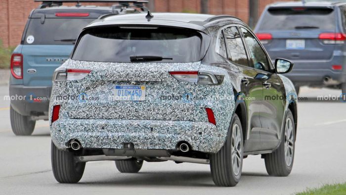 Ford Escape 2023 lộ diện trên đường thử với nhiều thay đổi đáng chú ý 2023-ford-escape-rear-view-facelift-spy-photo.jpg