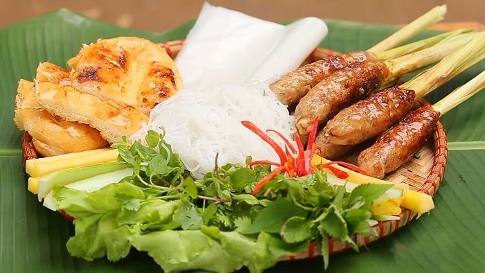 Nem lụi nướng ăn kèm với rau sống cực kỳ thơm ngon (Ảnh: Foody.vn)