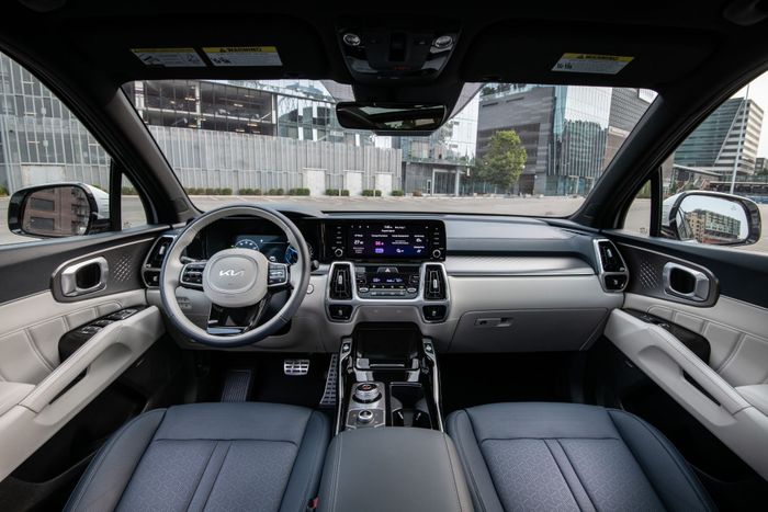 Kia Sorento Hybrid 2022 sẽ ra mắt tại Việt Nam vào tháng 3 năm sau. Kia Sorento 2022 rất tiết kiệm nhiên liệu, mức tiêu thụ chưa tới 3 lít/100 km. Hình ảnh kia-sorrento-phev-19a.jpg