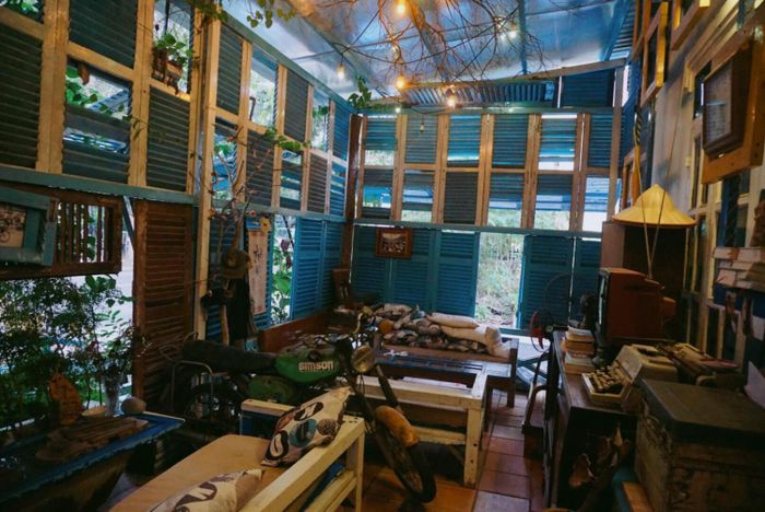 Phiên Khúc Cafe Côn Đảo, một không gian hoài cổ ẩn mình giữa những tòa nhà cao tầng của thành phố