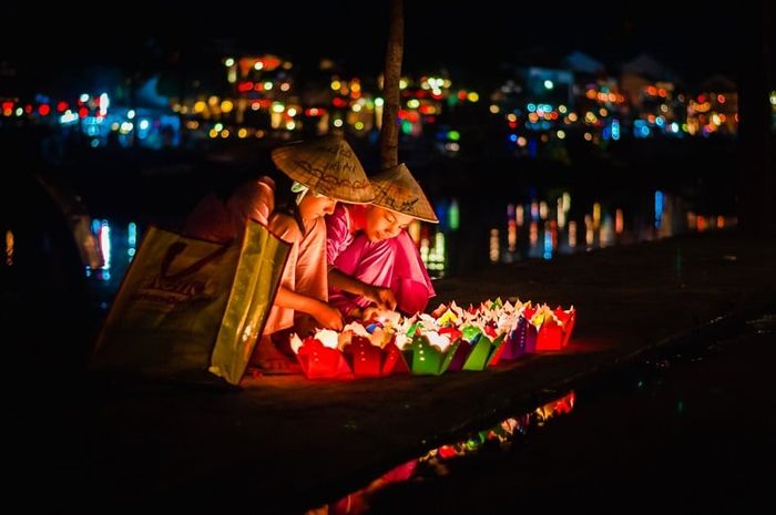 Thả đèn hoa đăng trên sông Hoài (Ảnh: sưu tầm)