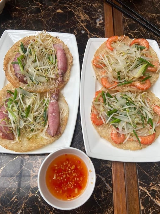 Bánh xèo mực và bánh xèo tôm