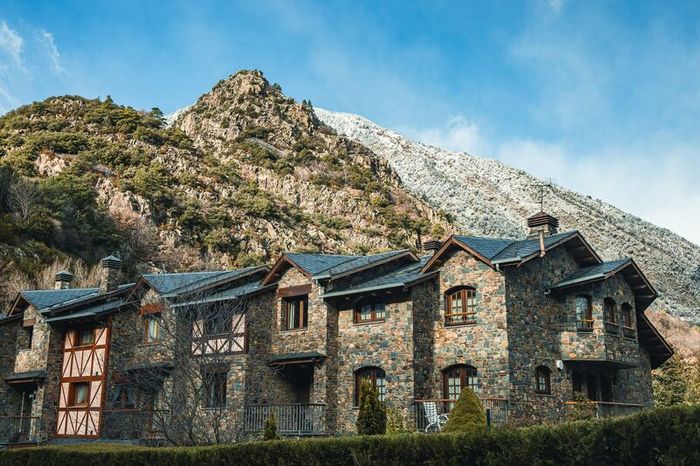 Andorra, xứ sở thần tiên với cảnh đẹp như trong truyện cổ tích, nằm sau dãy núi tuyết