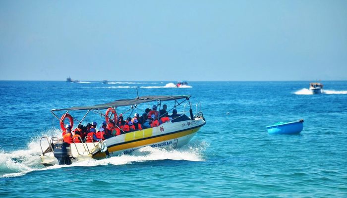 Chọn phương tiện cano hoặc ghe từ Eo Gió đến Kỳ Co