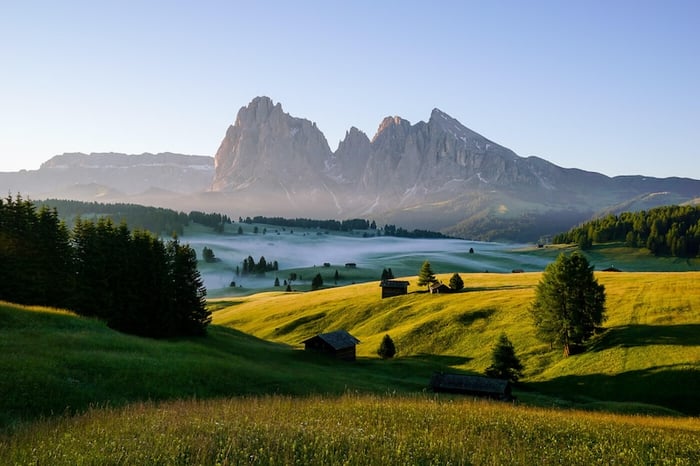 Rặng núi Dolomites, tuyệt tác trên đá trong lòng núi Alps 13