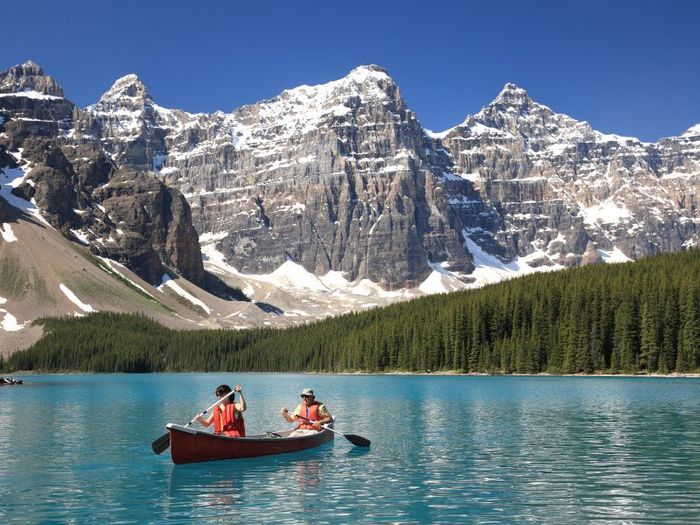 Nằm ở phía Tây Canada, dãy núi đá Rockies là một trong những cảnh quan thiên nhiên hùng vĩ nhất với diện tích khoảng 180.000 km². Rockies thu hút hàng triệu du khách và là điểm đến không thể bỏ qua của các nhà leo núi chuyên nghiệp. Mùa đông tại Rockies biến nơi đây thành thiên đường trượt tuyết với nhiều hoạt động mạo hiểm và thú vị.