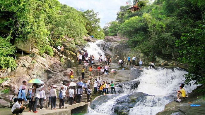 Dạo bước trong khu du lịch Suối Mỡ linh thiêng gần những ngôi đền ở Bắc Giang