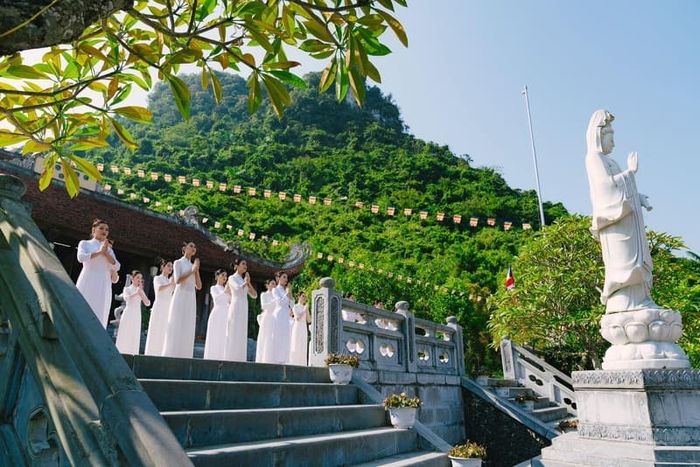 Dưới bóng linh thiêng của Chùa Phật Tích Trúc Lâm Bản Giốc, những dãy núi hùng vĩ tạo nên khung cảnh lộng lẫy.