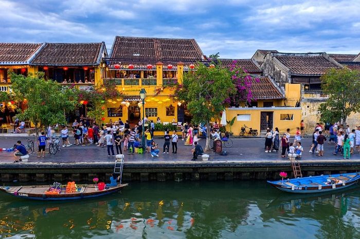 Check-in Hội An tại sông Hoài thơ mộng (Ảnh: sưu tầm)