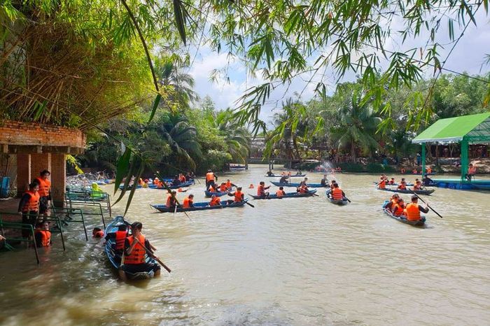 Trải nghiệm vui chơi tại khu du lịch Lan Vương đậm chất văn hóa miền Tây