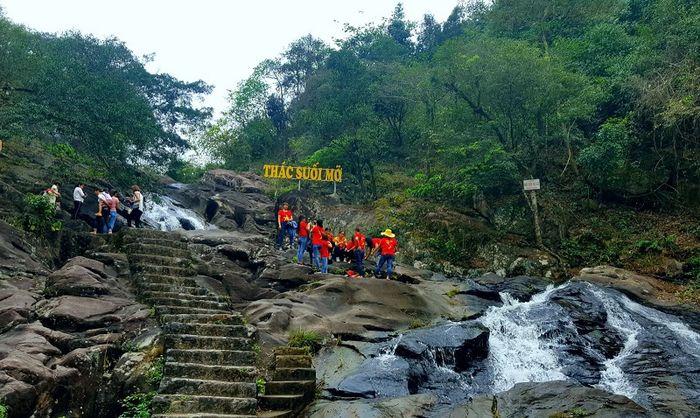 Thăm khu du lịch Suối Mỡ linh thiêng kề bên những ngôi đền ở Bắc Giang 5