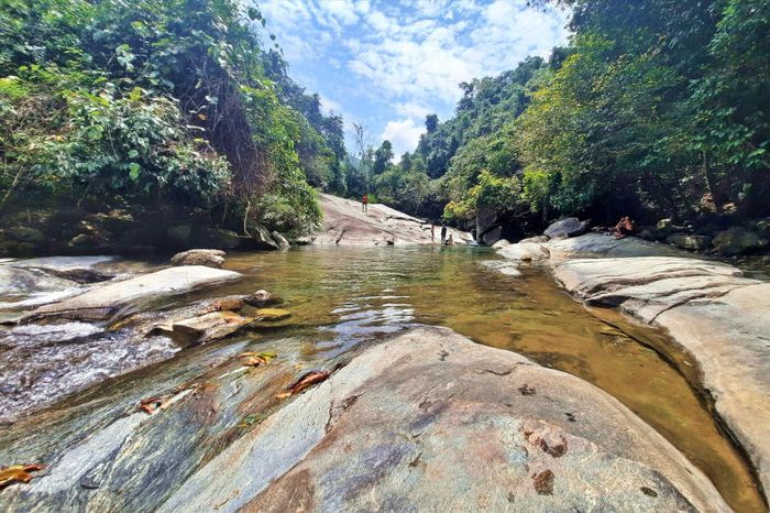 Tuyệt phẩm thiên nhiên Hố Giang Thơm giữa vùng núi rừng Quảng Nam