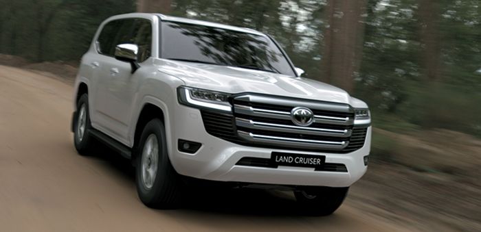 Người mua đang rất hào hứng với Toyota Land Cruiser 2022, với tình trạng 'cháy hàng' ở nhiều thị trường. Để sở hữu sớm chiếc xe này, khách hàng phải sẵn lòng bỏ ra thêm vài trăm triệu. Toyota Land Cruiser 2022 đã chính thức ra mắt tại Việt Nam với giá từ 4,06 tỷ đồng.