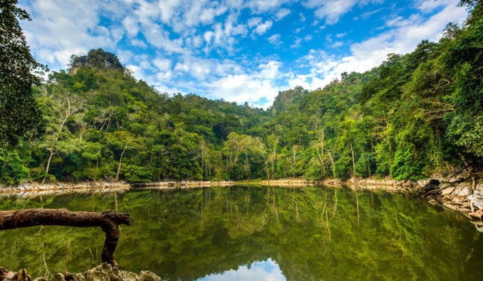 Khám phá vẻ đẹp ao Tiên thơ mộng ở Hồ Ba Bể