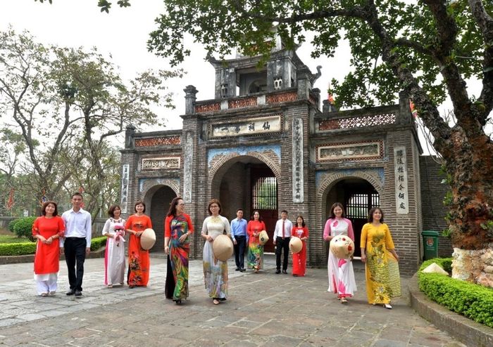 Du khách có thể đi đến Thành Cổ Loa bằng xe buýt (có các tuyến 46, 43, 15, 17, 59 từ Hà Nội) hoặc tự lái bằng xe ô tô hoặc xe máy theo hướng dẫn trên Google Maps.