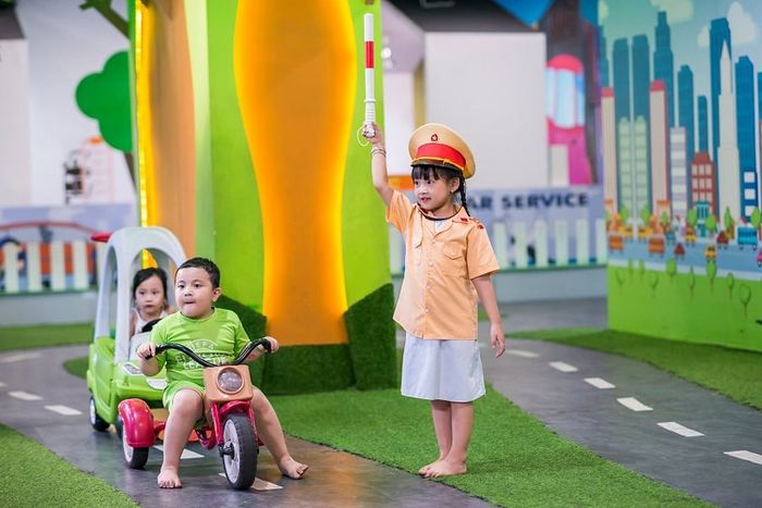 Bạn có thể bắt đầu chuyến đi từ phố Thanh Niên - nơi có nhiều dịch vụ cho thuê xe đạp và bãi đậu xe ô tô.