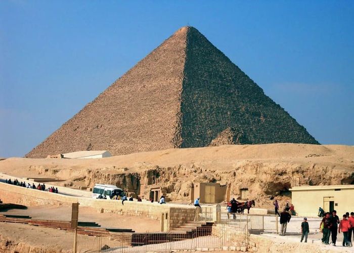 Quần thể kim tự tháp Giza, một trong những kỳ quan bí ẩn hàng đầu tại Ai Cập 9