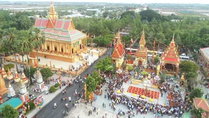 Khám phá Chùa Xiêm Cán để trải nghiệm không gian kiến trúc Khmer độc đáo.