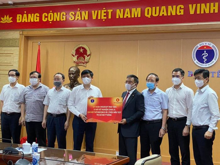 Vingroup tặng 30 máy xét nghiệm Covid-19 qua hơi thở và 2 triệu mẫu test vingroup.jpg